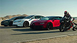 La Lucid Air Sapphire sconfigge Tesla Model S Plaid, Bugatti Chiron e... una Ducati | Video