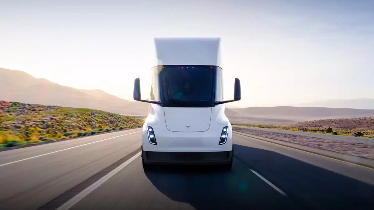 Tesla celebra con un evento la consegna dei primi camion elettrici Semi
