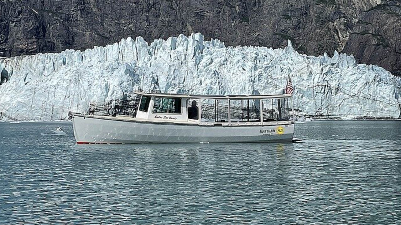 Da Washington all'Alaska con una barca elettrica alimentata solo da fotovoltaico. La storia di padre e figlio