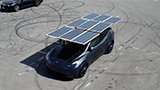 Un proprietario ha costruito un tetto fotovoltaico apribile per la sua Tesla Model Y