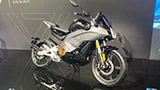 VMoto svela l'elettrica Stash di produzione. Simile al prototipo, aggiunge la funzione Boost