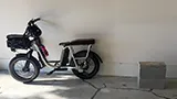 Batteria e-bike a rischio incendio? L'ingenua soluzione di un utente (e i rimedi reali in vendita)