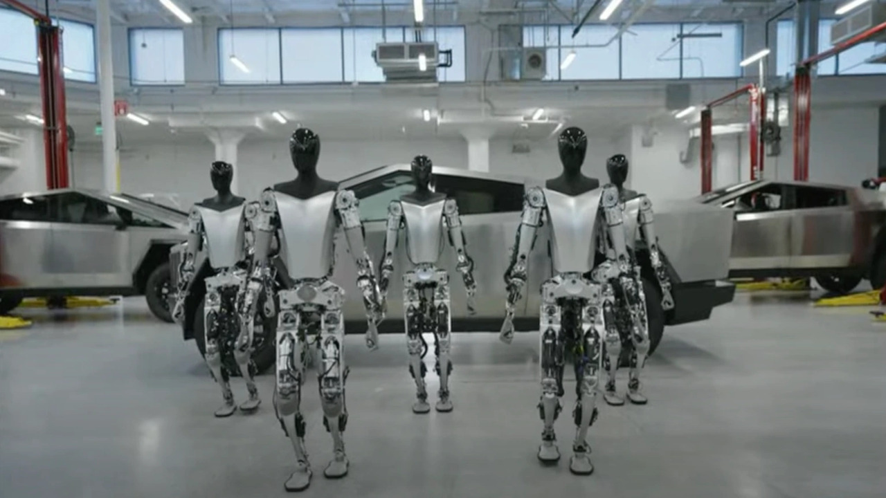 Optimus aiuterà i venditori nei Tesla Store: i robot stanno già rimpiazzando gli umani?  
