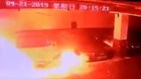 Tesla prende fuoco da sola in un parcheggio. Ecco il video del momento dello scoppio a Shanghai