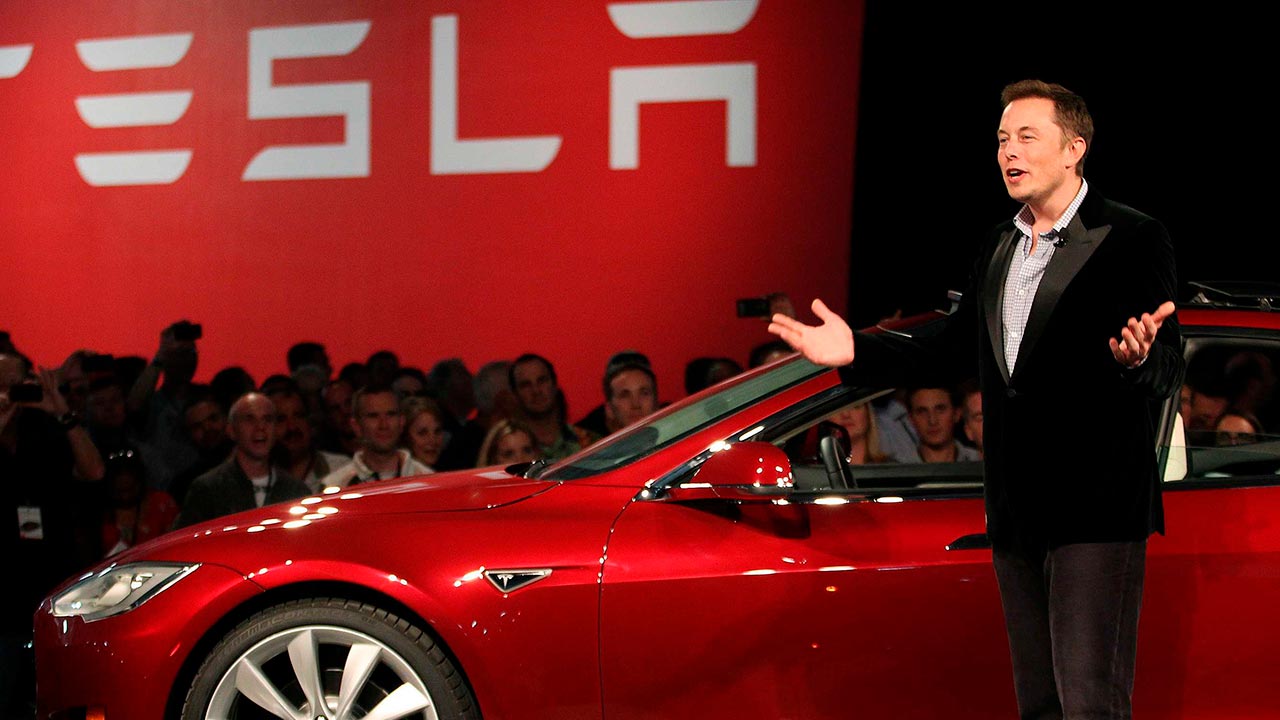 'Non comprate una Tesla quando la produzione è in forte crescita': a dirlo è Elon Musk