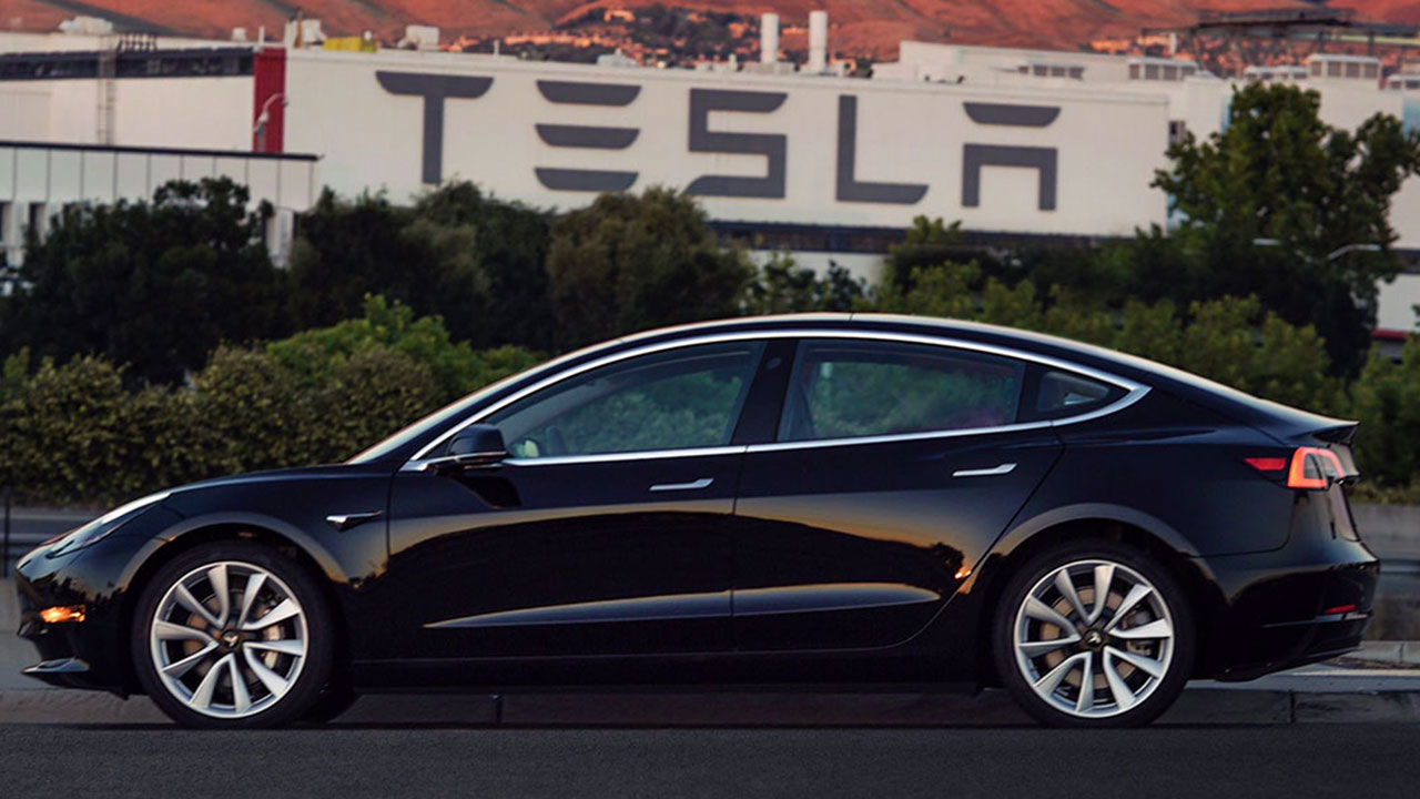 Elon Musk pronto a dormire nelle fabbriche di Tesla per seguire la produzione delle Model 3