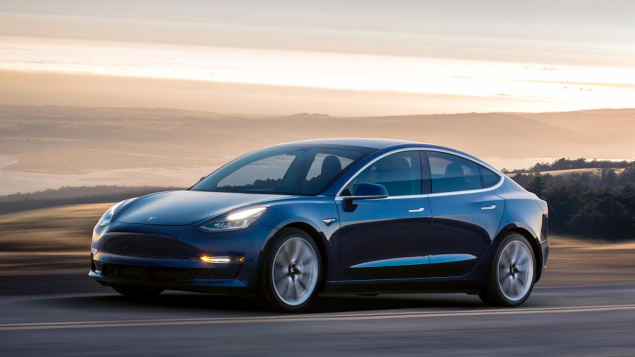 Tesla: nuova versione midrange  passo verso Model 3 economica