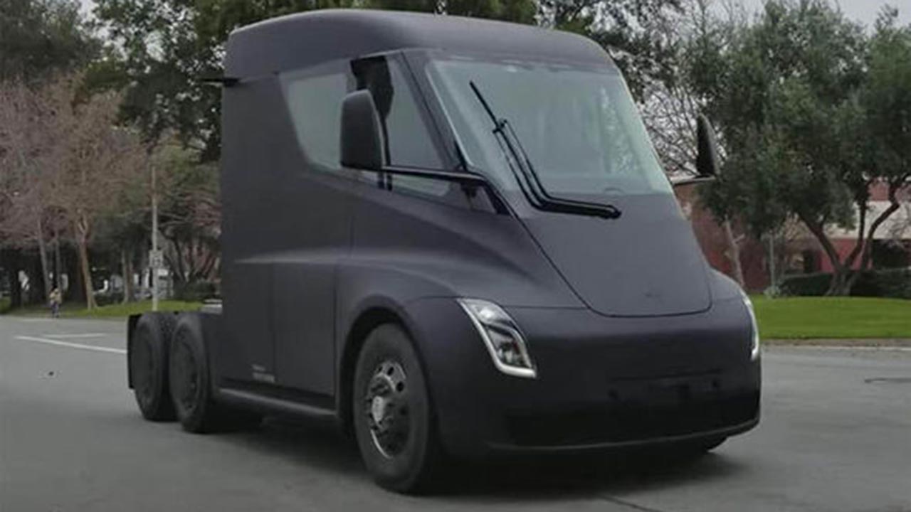 Tesla Semi Truck: avvistato in strada il camion elettrico di Elon Musk