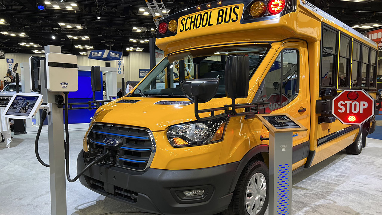 Ford E-Transit diventa anche scuola bus elettrico. Una possibilit in pi per un campione di vendite