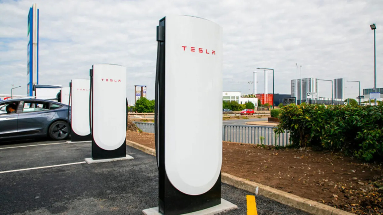 Tesla ha attivato i suoi primi Supercharger V4 in Germania 