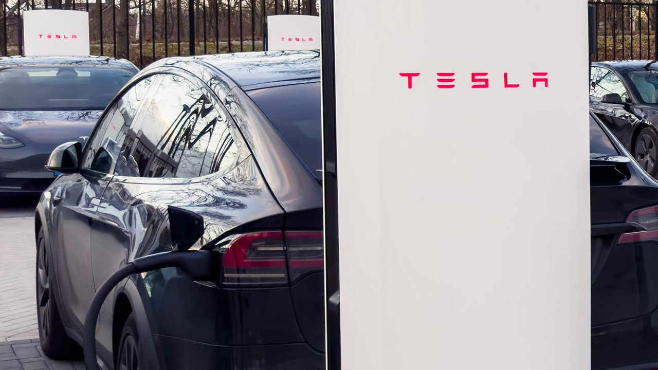 Ecco il Tesla Supercharger V4 con lettore di carta di credito, video esempio di ricarica per auto non-Tesla
