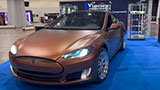 Tesla Model S salvata da un'alluvione? Sì, ma ora ha un motore V8. Ecco il video dell'incredibile conversione