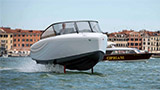 La barca elettrica "volante" Candela C-8 esordirà al Salone Nautico di Venezia