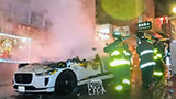 Folle protesta a San Francisco: auto autonoma di Waymo data alla fiamme