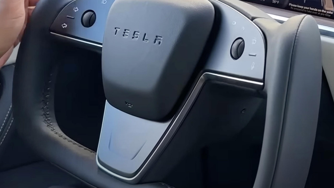 Tesla ha un nuovo volante Yoke, migliore qualità e clacson al posto giusto