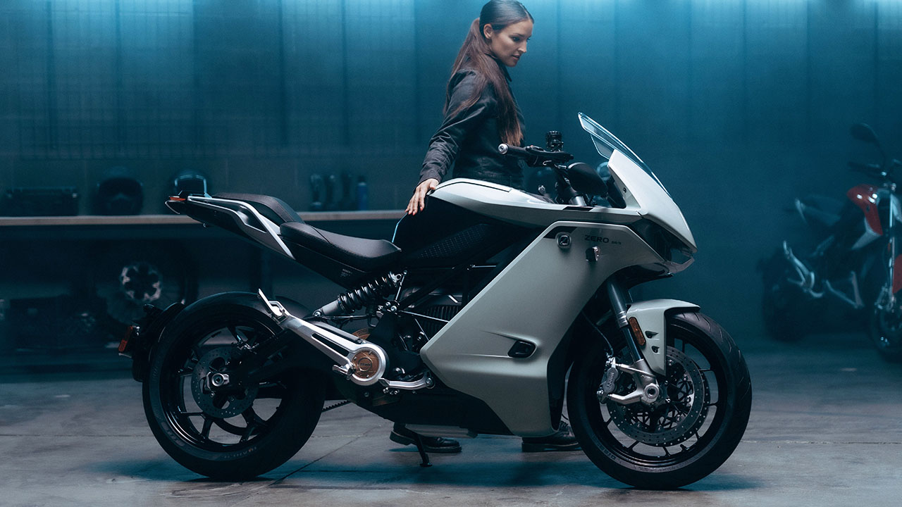 Le moto Zero Motorcycles diventano "on demand" nel 2022: con lo store aumentano autonomia, potenza e optional