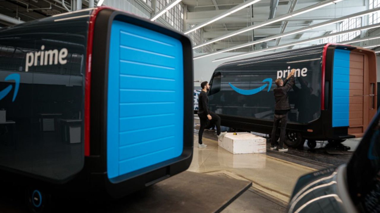 Nuove immagini per il furgone elettrico di Amazon progettato in collaborazione con Rivian