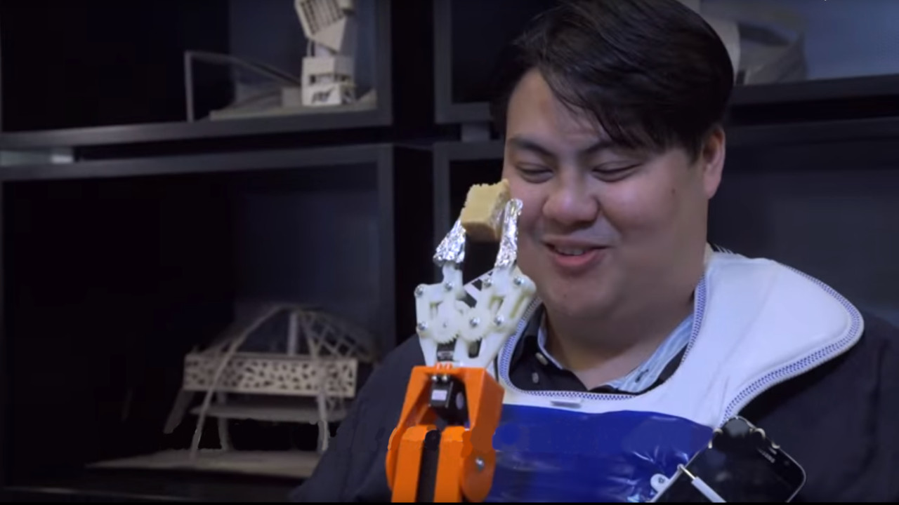 Arm-A-Dine, braccio robotico pensato per imboccarci: un'esperienza più social a tavola