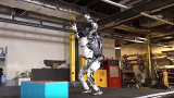Boston Dynamics, nuove abilità per il robot Atlas: un equilibrio mai visto e salti anche mortali