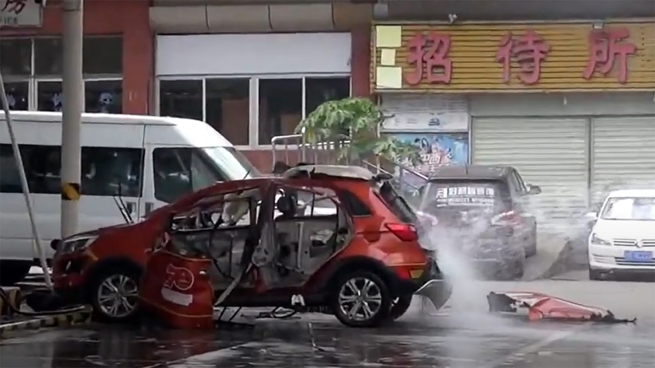 Auto elettrica esplode mentre è in carica: il video è impressionante