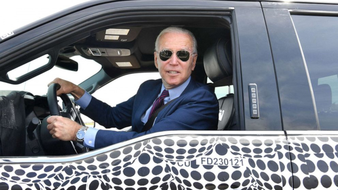 Joe Biden prova il pickup elettrico Ford F-150 Lightning: ''È veloce! Ne comprerò uno!''