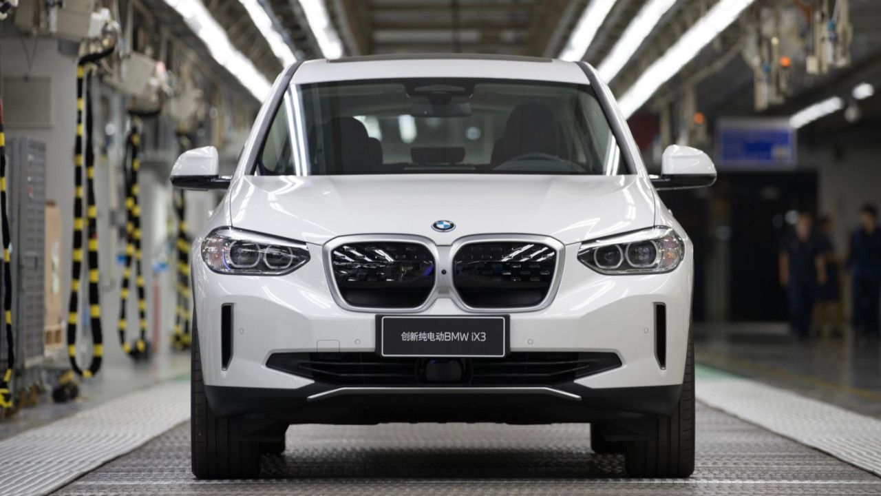 BMW avvia la produzione del SUV elettrico iX3: in un video la linea di assemblaggio operativa