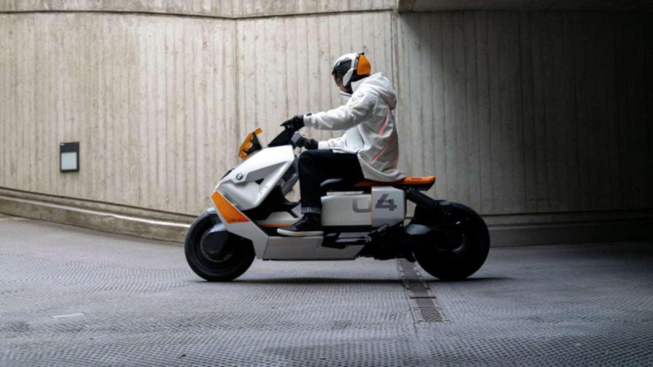 BMW scooter elettrico CE 04: immortalato su strada un primo prototipo 