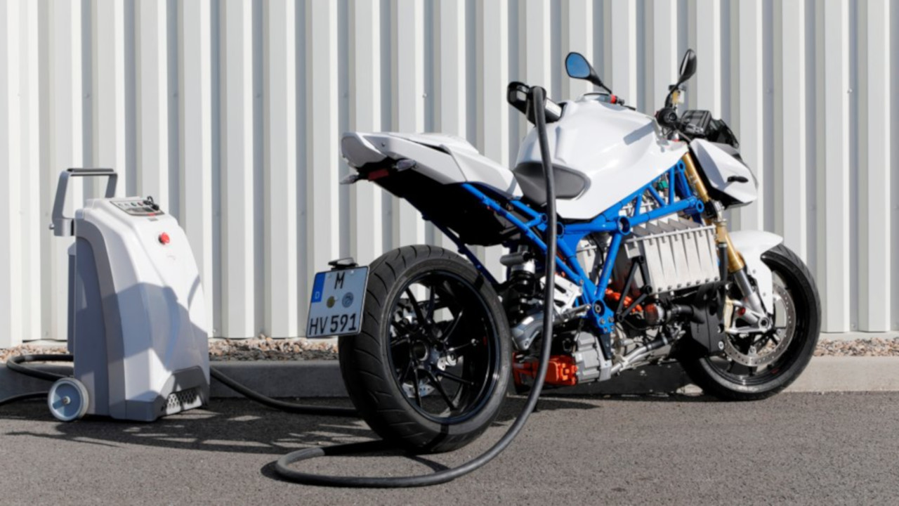 BMW presenta il prototipo della sua prima moto elettrica: ecco la E-Power-Roadster