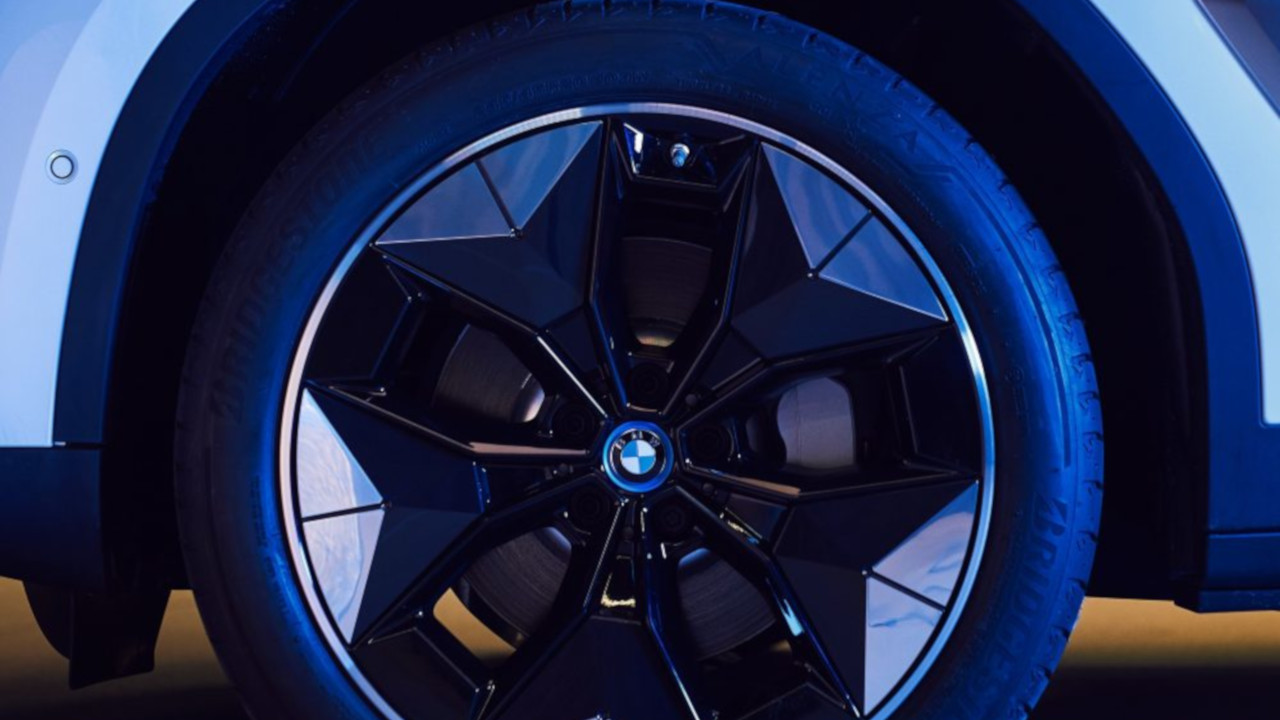 BMW presenta le nuove ruote ''aerodinamiche'' per le sue future auto elettriche iX3, iNext e i4