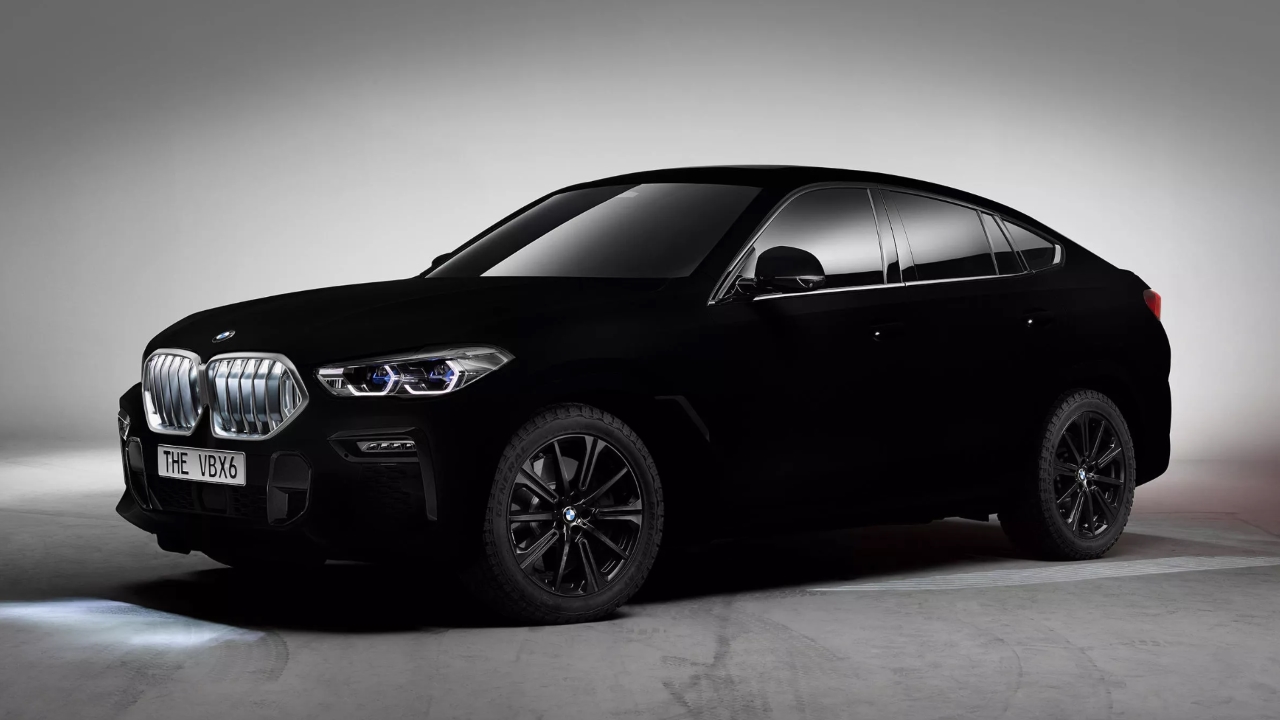 BMW X6 con una vernice nera che assorbe il 99,965% della luce
