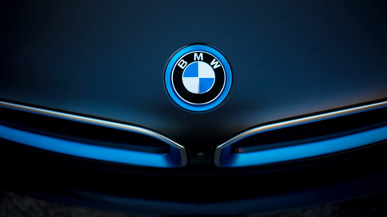 BMW anticipa il lancio di nuove auto elettriche per colmare il divario con i rivali