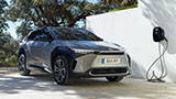 Ancora guai per Toyota: l'autonomia dell'elettrica bZ4X delude nei test invernali