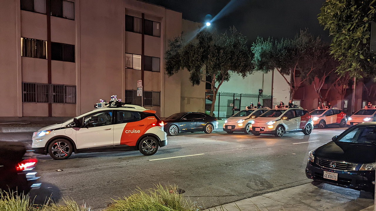 Taxi a guida autonoma si bloccano tutti insieme a San Francisco: Cruise costretta a intervenire