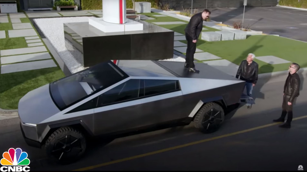 Tesla Cybertruck protagonista al Jay Leno's Garage: ecco l'intero episodio