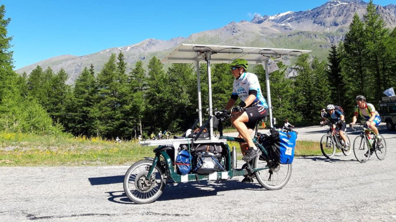 e-bike con tetto fotovoltaico, dal Belgio un progetto per il cicloturismo a lungo raggio