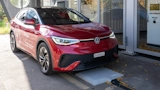 Ricarica elettrica senza cavi: in Svizzera arrivano le prime auto approvate per il 'pieno' wireless