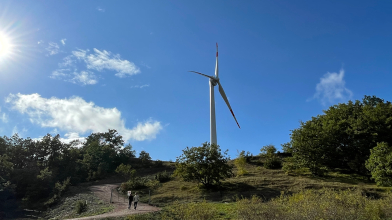 Impianto eolico collettivo: a Gubbio installata la prima turbina da 900 kW di ènostra