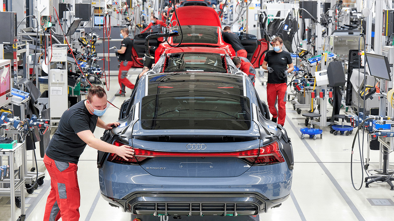 Audi spinge la produzione verso l'elettrico: meno A8 e più e-tron GT
