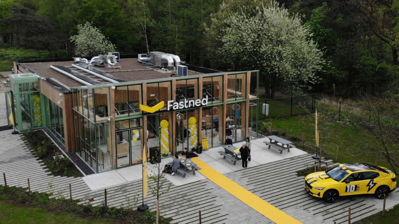 Fastned, la prima stazione di ricarica per auto elettriche 'del futuro', con negozio e ristorante