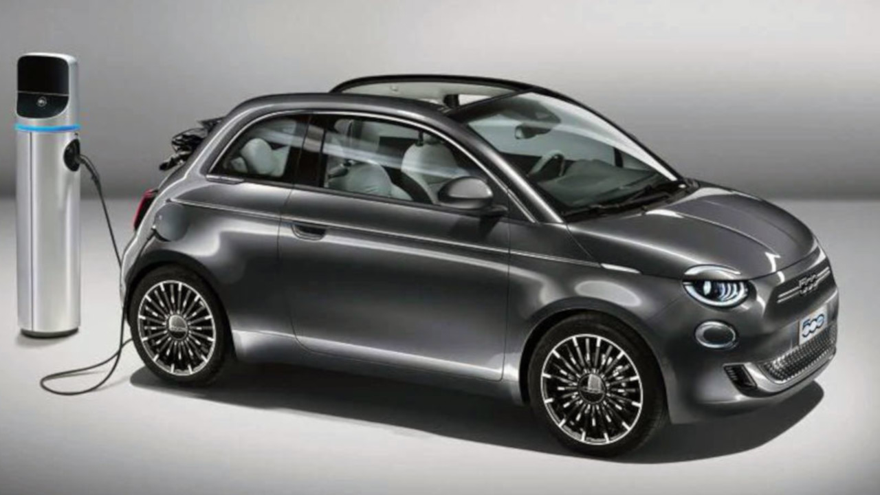 Fiat 500 elettrica: trapelate nuove foto che rivelano interni, esterni e tettuccio apribile
