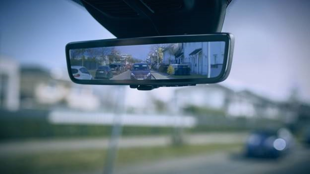 Ford Smart Mirror: quando lo specchietto retrovisore diventa uno schermo ad alta definizione