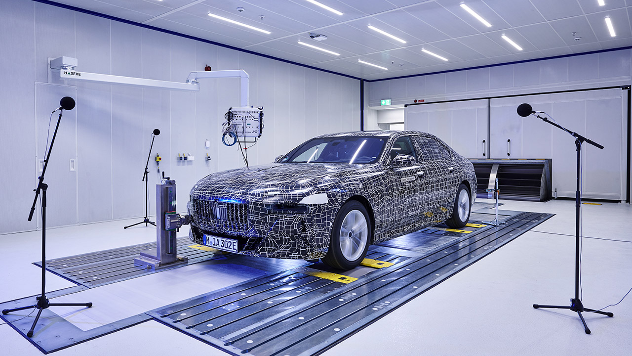 BMW renderà l'elettrica i7 completamente silenziosa, grazie a un'analisi acustica dedicata