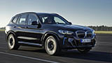 BMW iX3, arriva l'aggiornamento estetico: rivisti interni e dettagli esterni