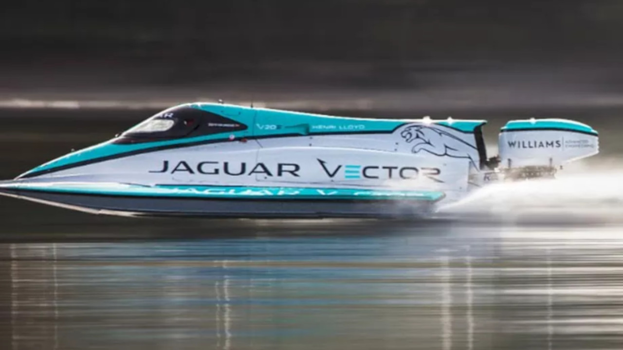 Jaguar, record di velocità su acqua per il loro offshore V20E con motore elettrico