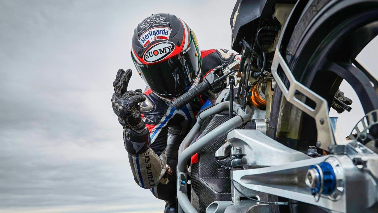 Max Biaggi punta a superare i 410 km/h con la moto elettrica Voxan Wattman