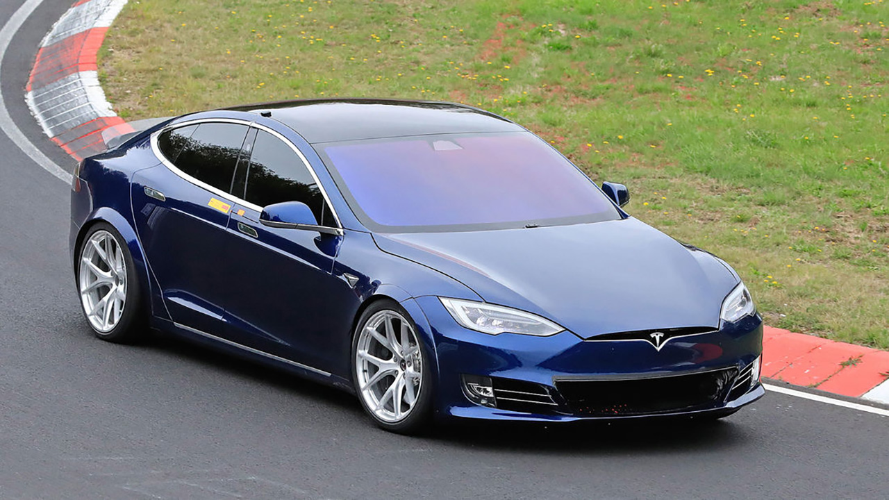 Tesla Model S è la prima auto elettrica a superare 400 miglia di autonomia