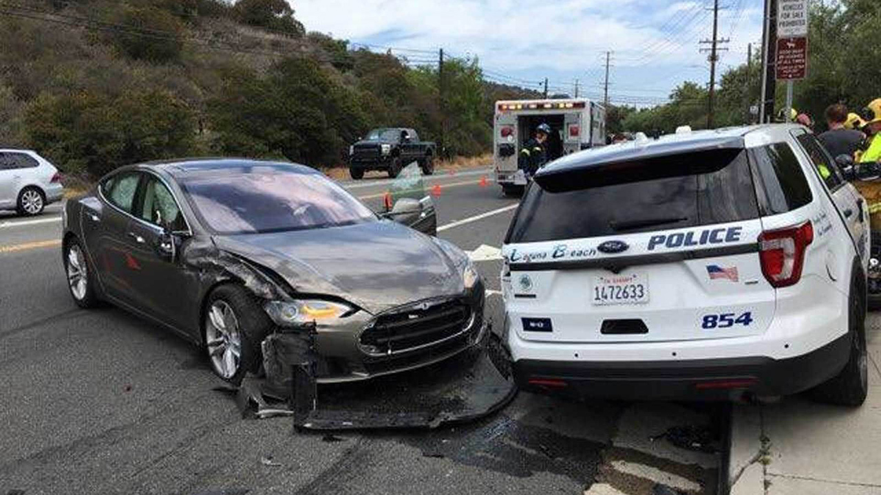 Tesla Model S in modalità Autopilot colpisce auto della Polizia