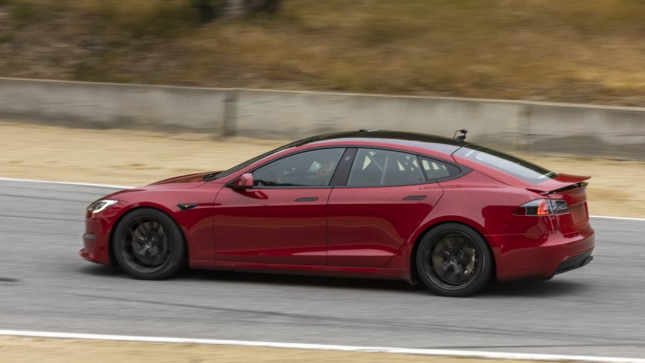 Una Tesla Model S con alettone retrattile integrato nel bagagliaio