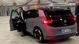 Elon Musk guida la VW ID.3: ecco cosa pensa dell'auto elettrica tedesca