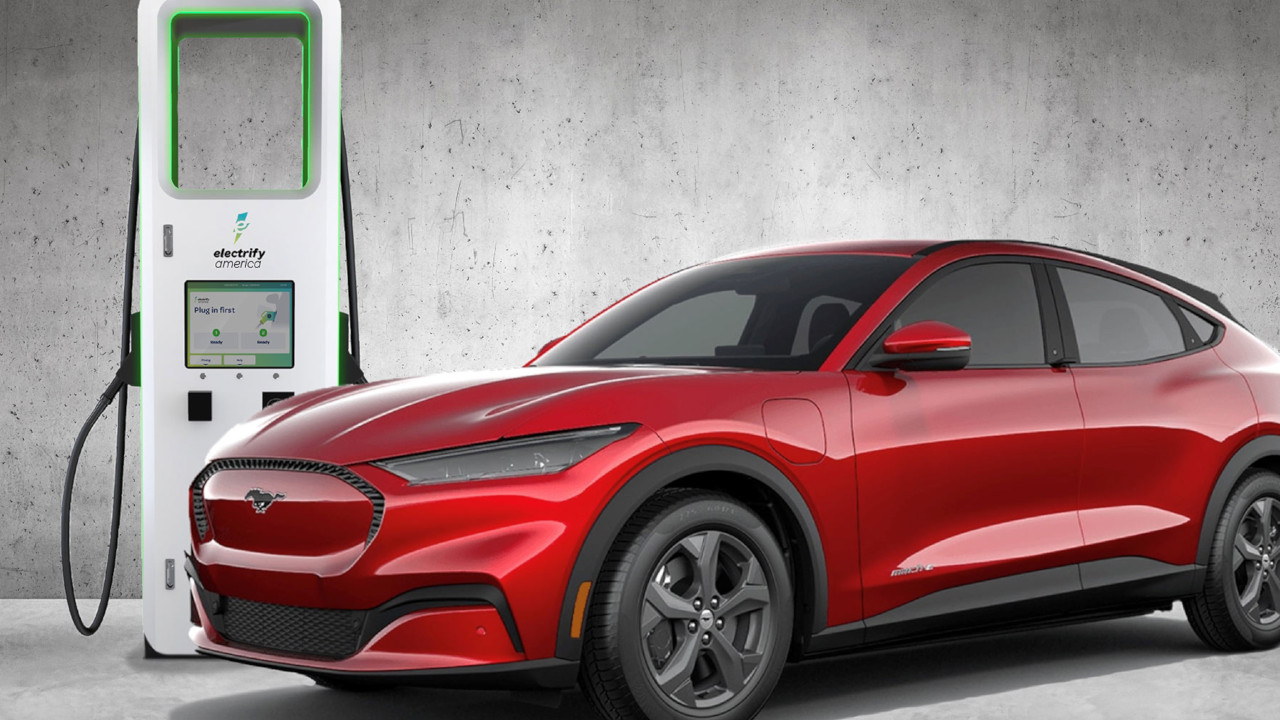 Ford offre 250 kWh gratuiti, su ricarica rapida DC, agli acquirenti di Mustang Mach-E